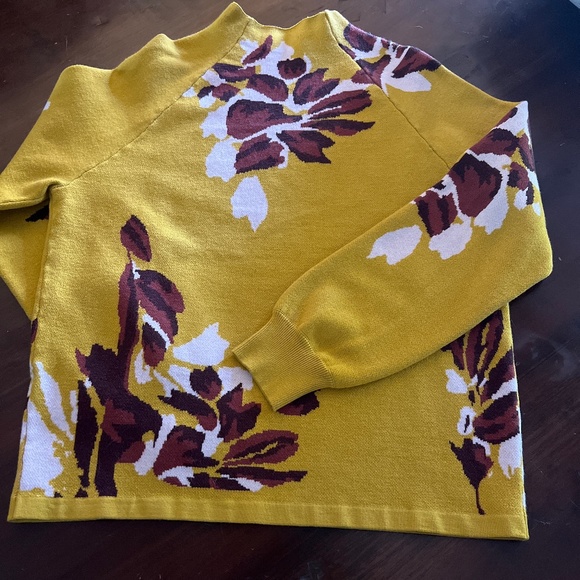 Mustard color with flowers sweater - Picture 2 of 2